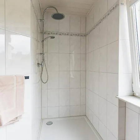 In Den Weinbergen Bei Mainz - Mit 2x Doppelzimmern, 1x Grosses Wohnzimmer, Bad & Kueche *